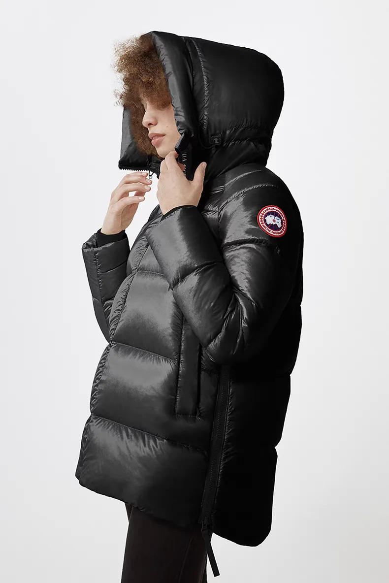 P1060 Big Goose 2239L Women's Puff Bread Jacket [Specially for foreign trade with high quality] Canada Goose Canada Goose Cypress Series Hooded Waterproof, Windproof and Warm Down Jacket Women's The new style of the Cypress series will make you stand out. This down jacket is an ideal winter piece. This style is filled with white duck down. Featuring a thin, channel-filled construction with lightweight fabrics and trim, it feels lightweight and adds warmth. The chin-protecting suede knit stand-up collar is soft and adds comfort. An adjustable down hood with cord closure adds warmth and protection against the elements. The back is designed with the iconic double-stripe black reflective decorative stripes to make you more visible in dim environments. The inner layer has removable elastic straps, making the jacket easy to carry on the shoulder and hands-free. Side zipper gusset dries and breathes when moving. Color: black with red label, silver birch Size: XS-2XL